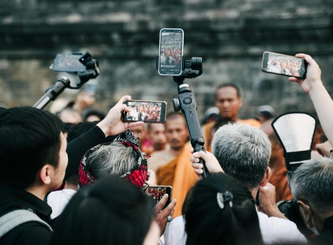 Image of a hoard of Media at a press conference